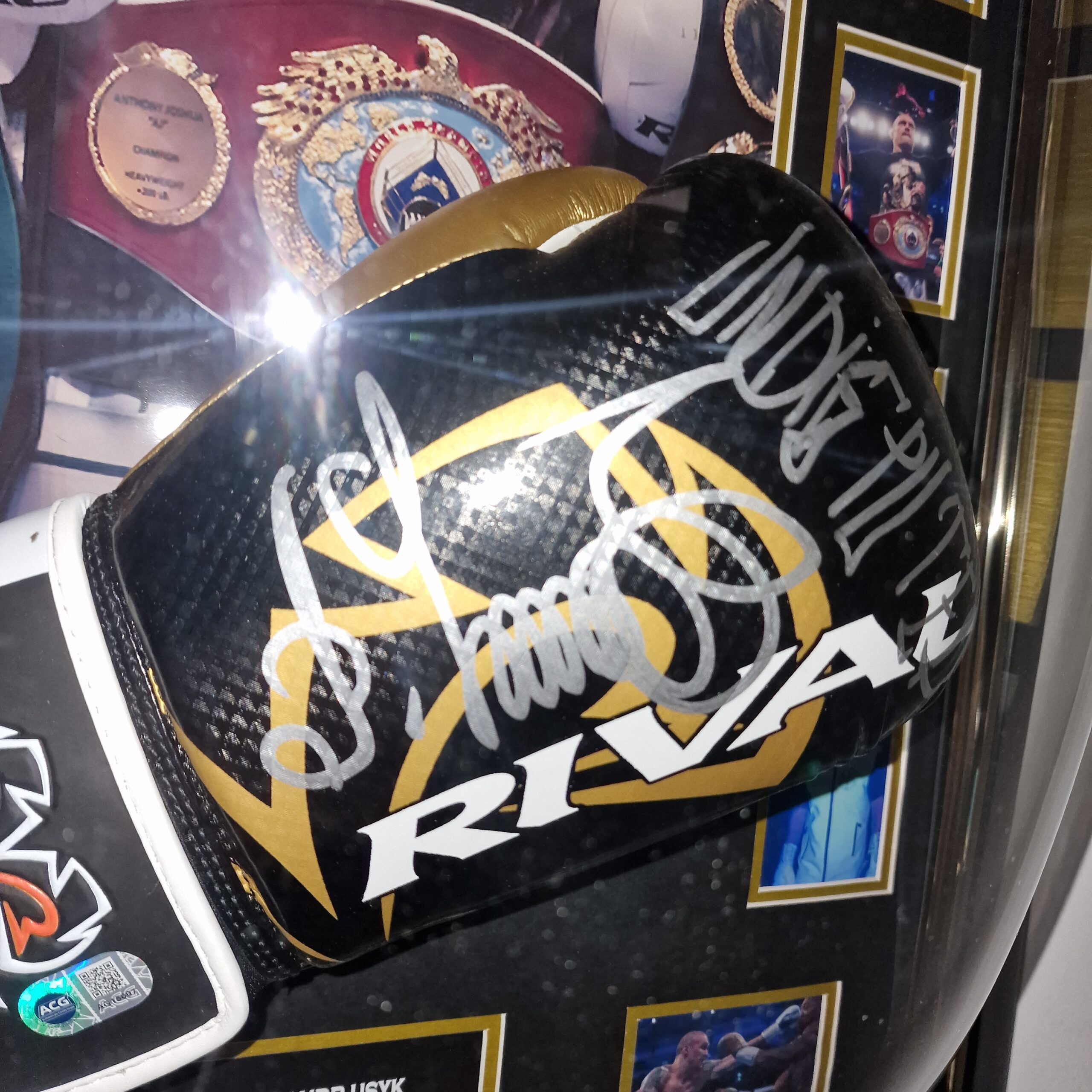 custom usyk glove authenticated